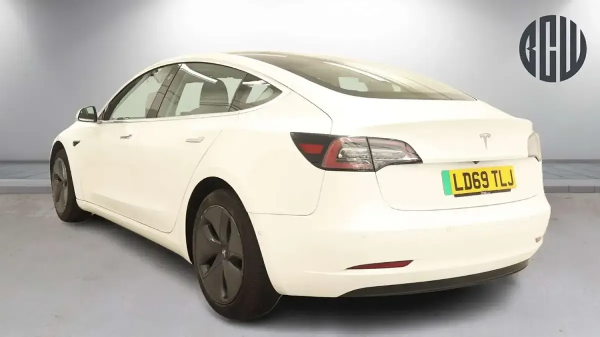 Used Tesla Model 3 Standard Range Plus 239 kW (325 HP) 2019 White Sedan