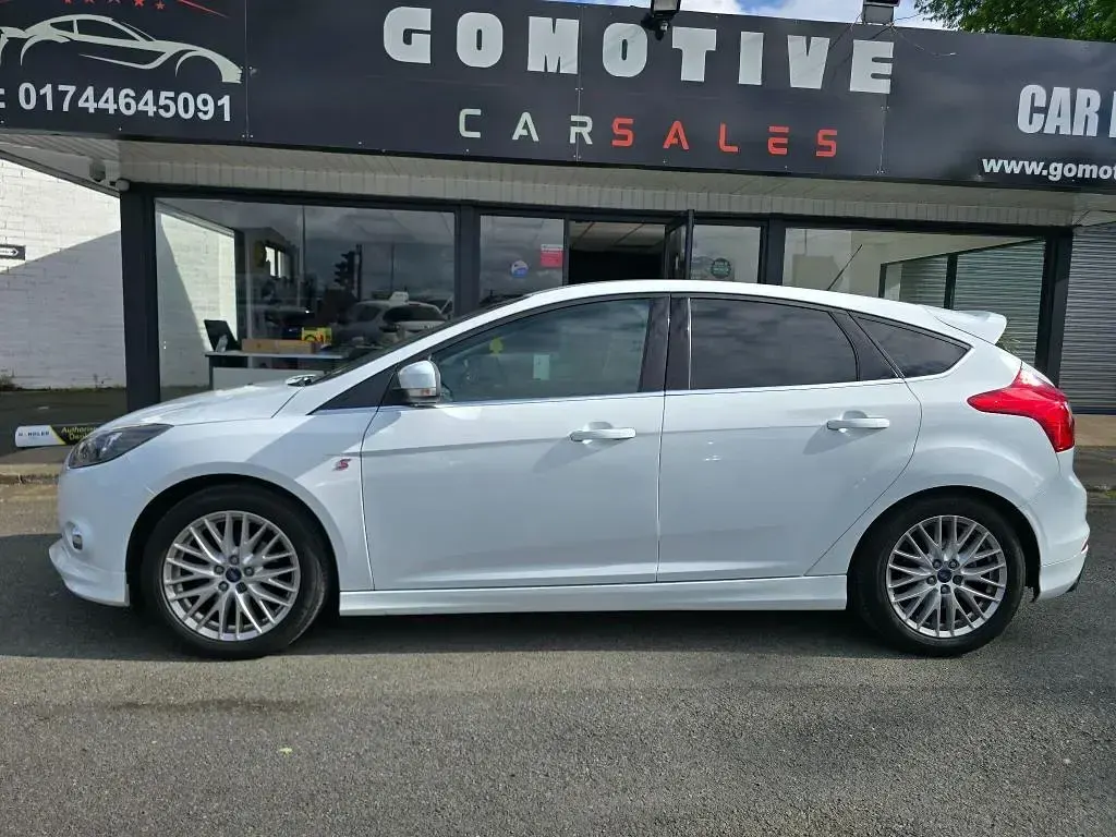 Used Ford Focus Zetec 2012 White Hatchback