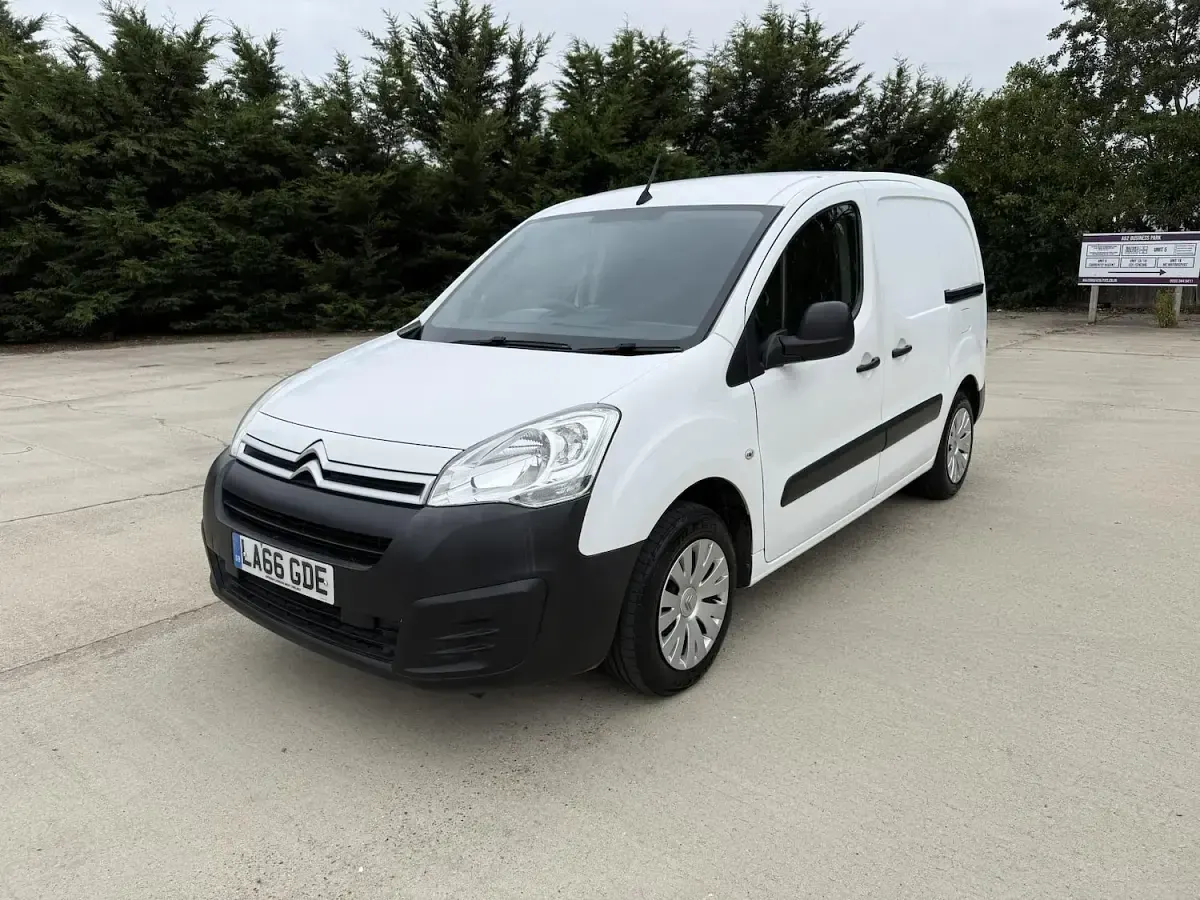 Used Citroën Berlingo 75 HP (55 kW) 2017 White MPV
