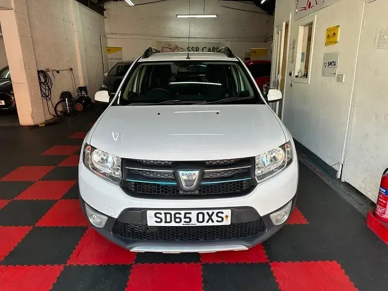 Used Dacia Sandero Lauréate 90 HP (66 kW) 2015 White Hatchback