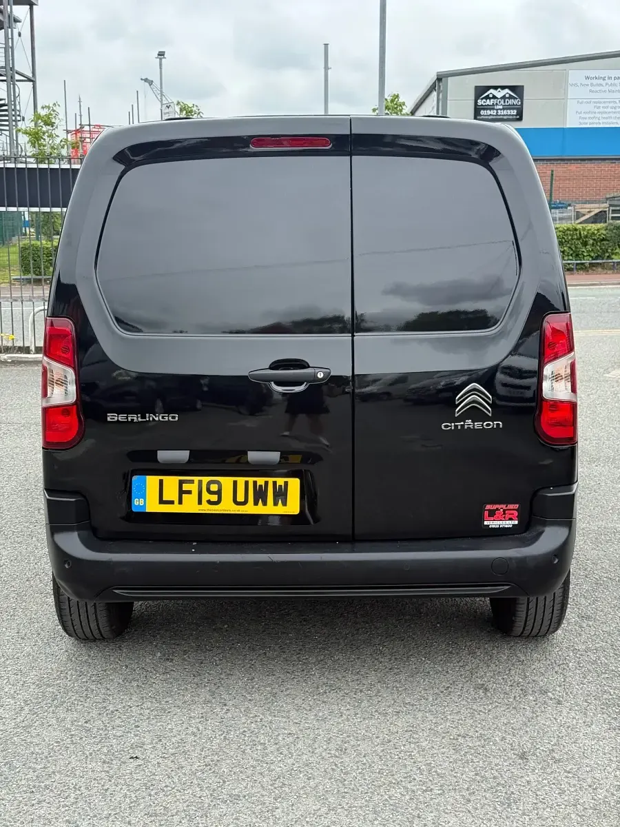 Used Citroën Berlingo Start 100 HP (73 kW) 2019 Black MPV