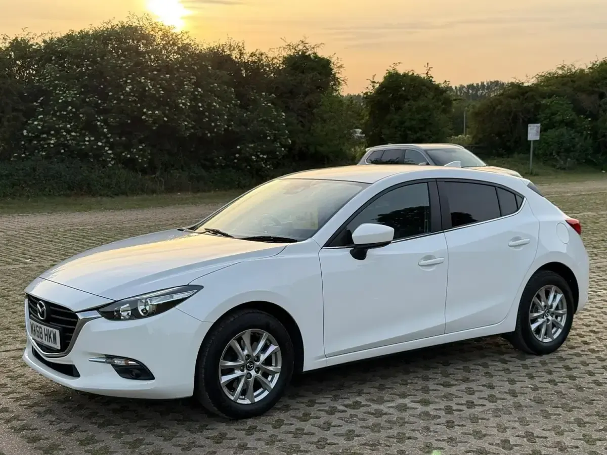 Used Mazda 3 121 HP (88 kW) 2018 White Hatchback