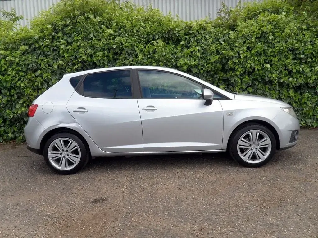 Usado Seat Ibiza 85 HP (62 kW) 2010 Prateado Citadino