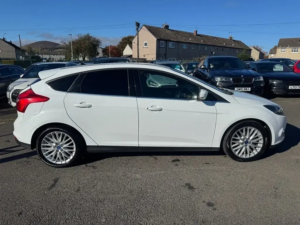 Usado Ford Focus Zetec 115 HP (84 kW) 2014 Branco Citadino