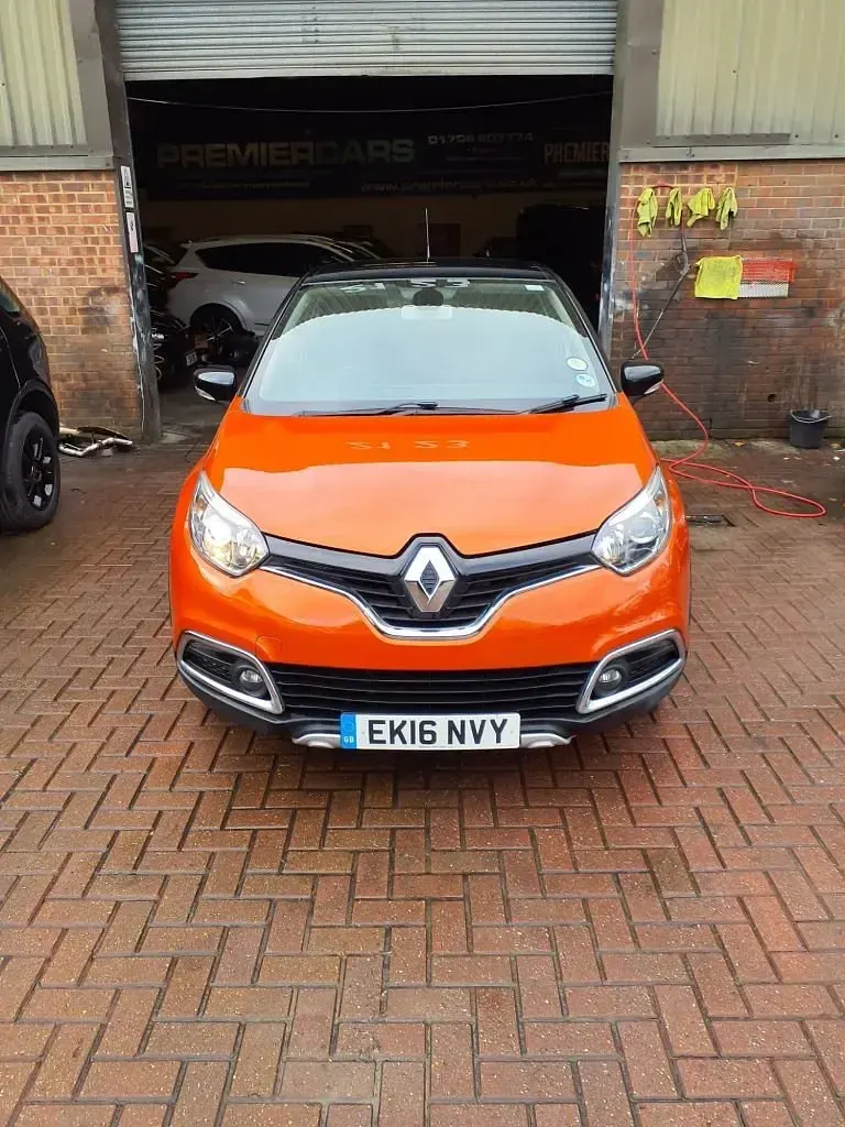 Used Renault Captur Dynamique 90 HP (66 kW) 2016 Orange/black SUV