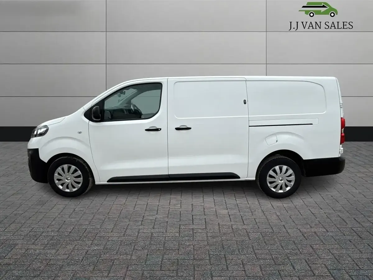 Used Vauxhall Vivaro S 100 HP (73 kW) 2021 White MPV
