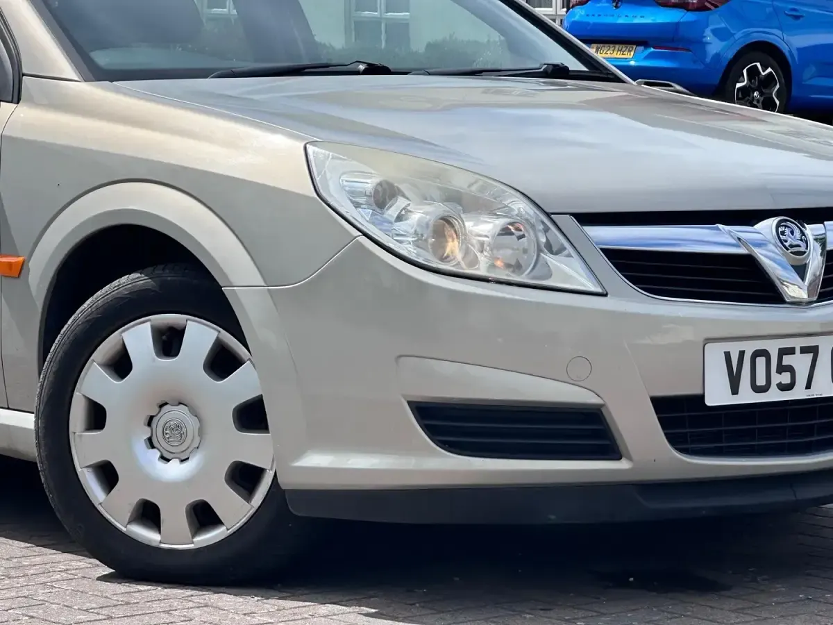 Used Vauxhall Vectra 138 HP (101 kW) 2007 Beige Hatchback