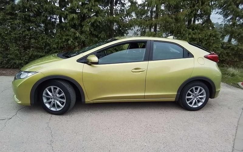 Begagnad Honda Civic ES 142 HK (104 kW) 2012 Gul Halvkombi