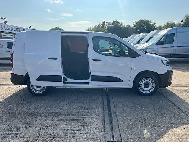 New Citroën Berlingo 100 HP (73 kW) 2025 White MPV