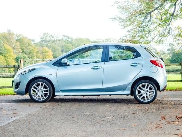 Begagnad Mazda 2 84 HK (61 kW) 2011 Blå Halvkombi