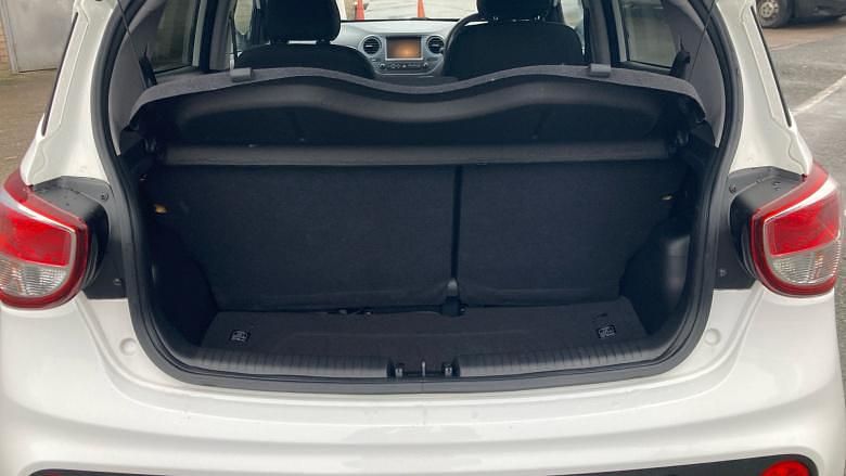 Used Hyundai i10 67 HP (49 kW) 2019 White Hatchback