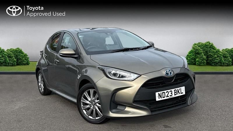 Used Toyota Yaris Hybrid 116 HP (85 kW) 2023 Titan bronze Hatchback