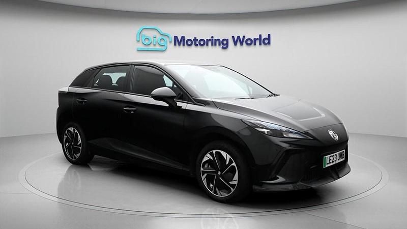 Begagnad MG MG4 EV SE 319 kW (435 HK) 2023 Halvkombi