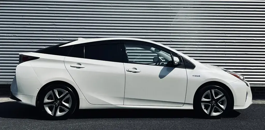 Used Toyota Prius 122 HP (89 kW) 2018 White Hatchback