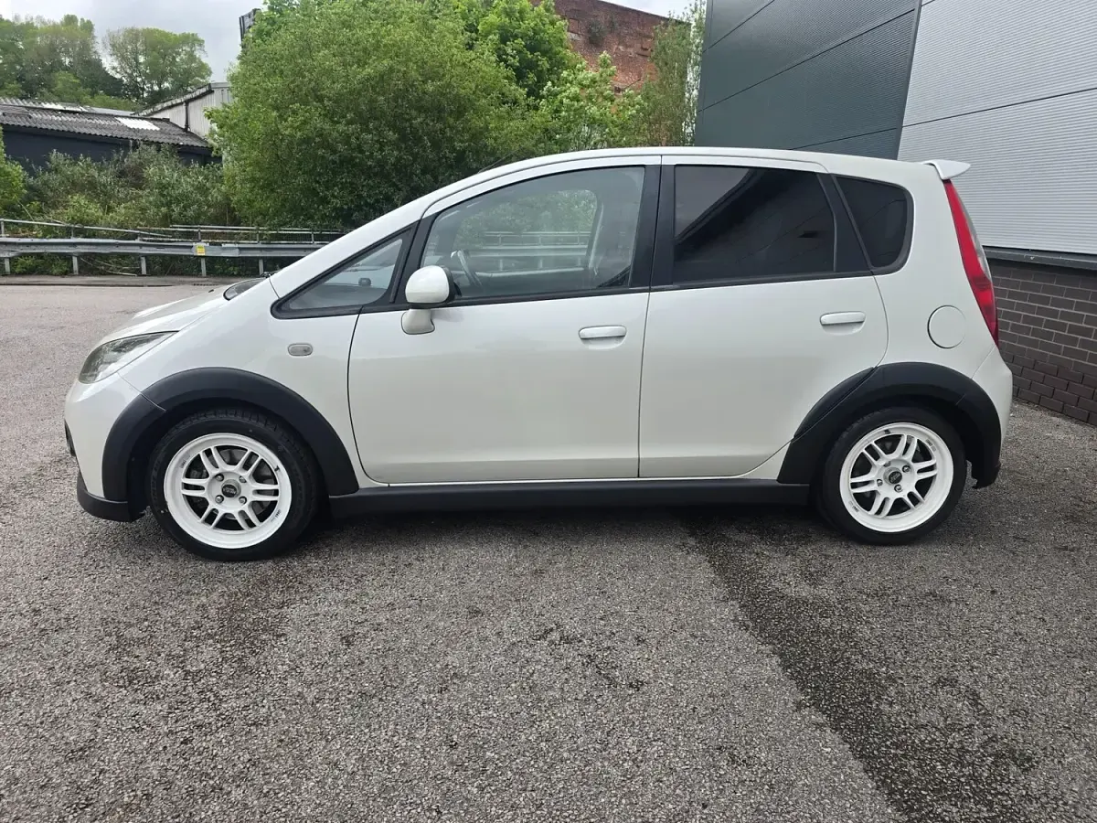 Used Mitsubishi Colt Edition 2006 White Hatchback