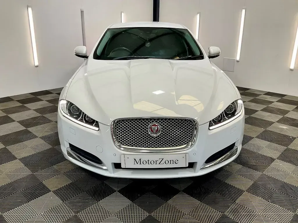 Usado Jaguar XF Luxury 200 HP (147 kW) 2014 Branco Sedan