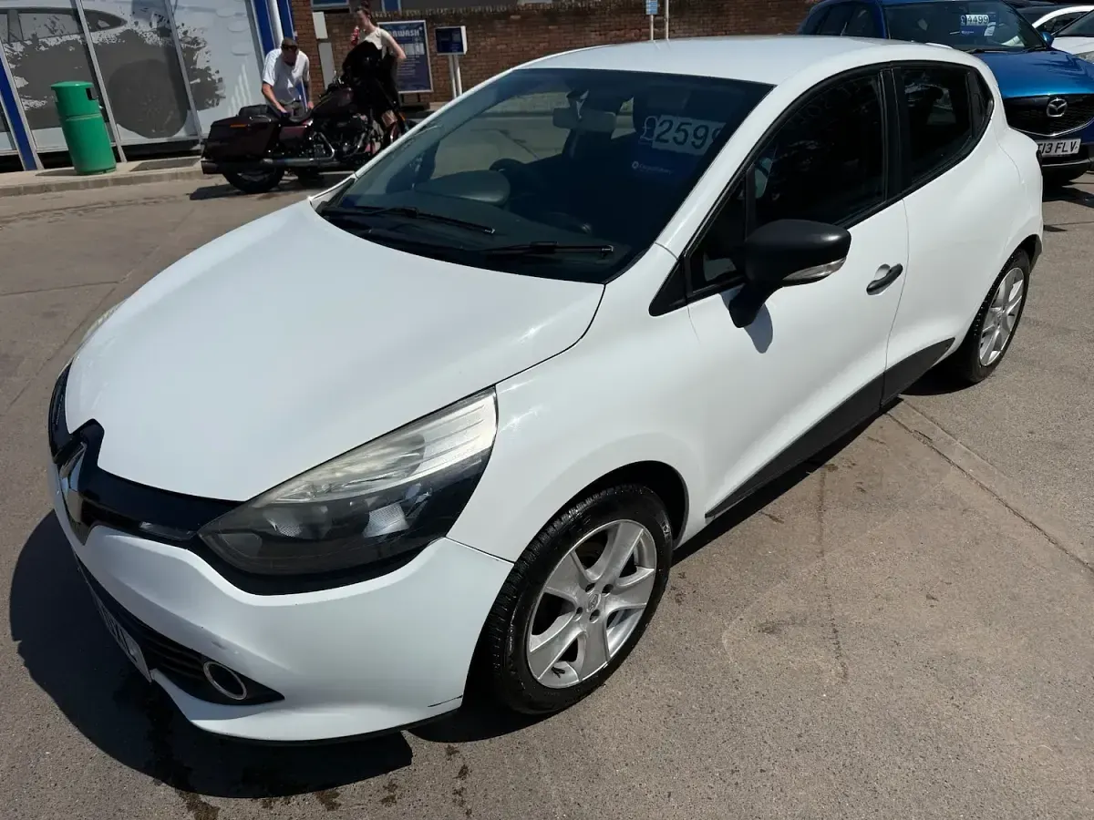 Used Renault Clio Expression+ 90 HP (66 kW) 2014 White Hatchback