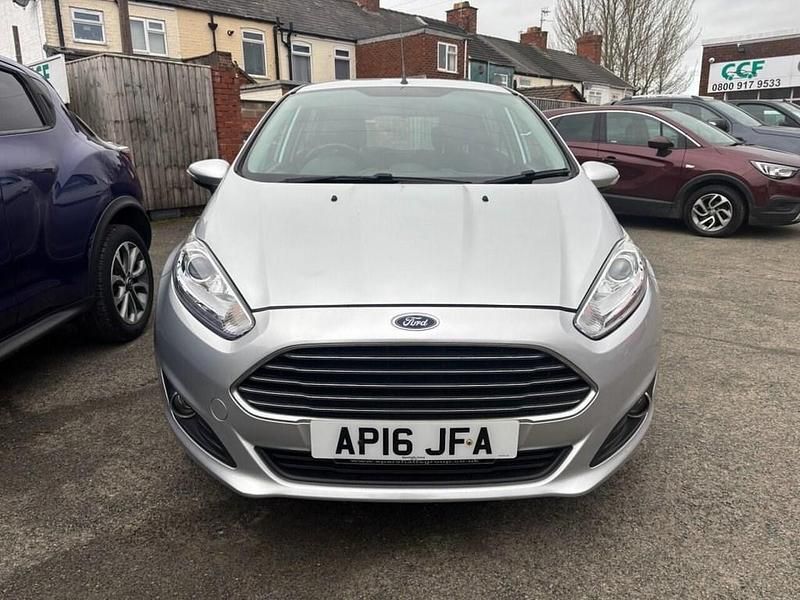 Used Ford Fiesta Zetec 105 HP (77 kW) 2016 Silver Hatchback