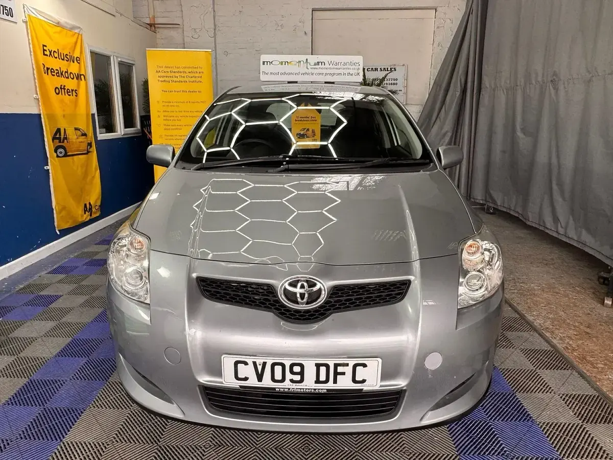 Used Toyota Auris 125 HP (91 kW) 2009 Silver Hatchback