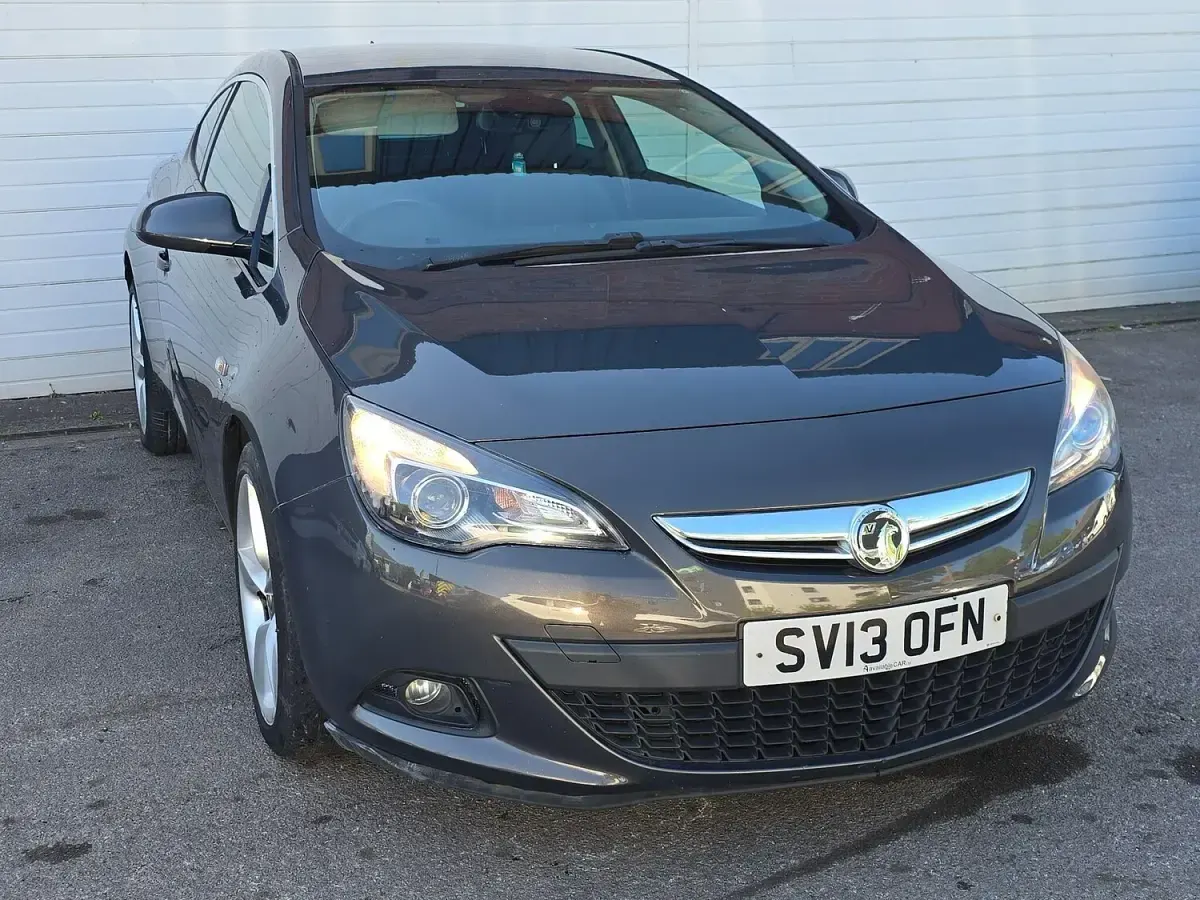 Begagnad Vauxhall Astra GTC SRi 140 HK (102 kW) 2013 Grå Halvkombi