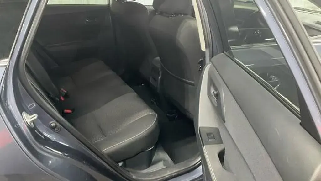 Used Toyota Auris Hybrid 136 HP (100 kW) 2014 Blue Estate