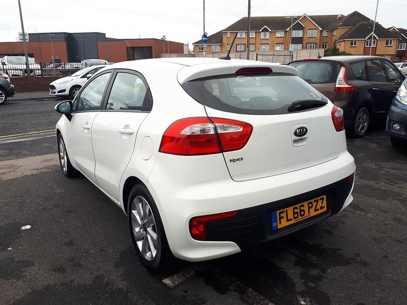 Used Kia Rio 84 HP (61 kW) 2016 White Hatchback