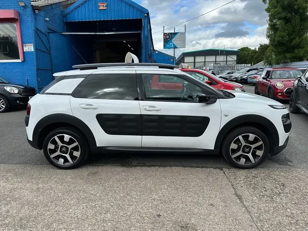 Used Citroën C4 Cactus Flair 82 HP (60 kW) 2018 White Hatchback