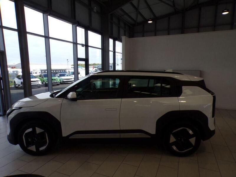 White Used 2025 Kia EV3 Air SUV | £29,999 - Image 1/4