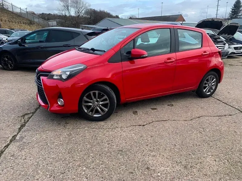 Used Toyota Yaris 99 HP (72 kW) 2015 Red Hatchback