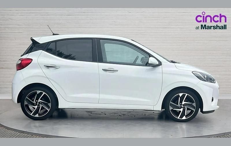 Used Hyundai i10 Premium 67 HP (49 kW) 2023 White Hatchback