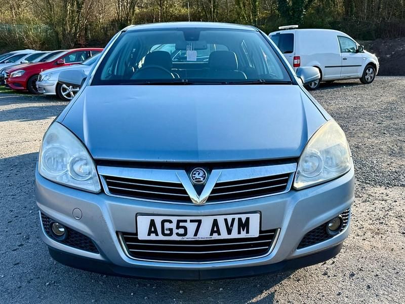 Used Vauxhall Astra Design Edition 115 HP (84 kW) 2008 Silver Hatchback