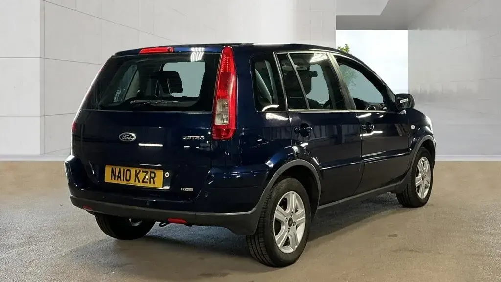 Used Ford Fusion Zetec 68 HP (50 kW) 2010 Blue Hatchback