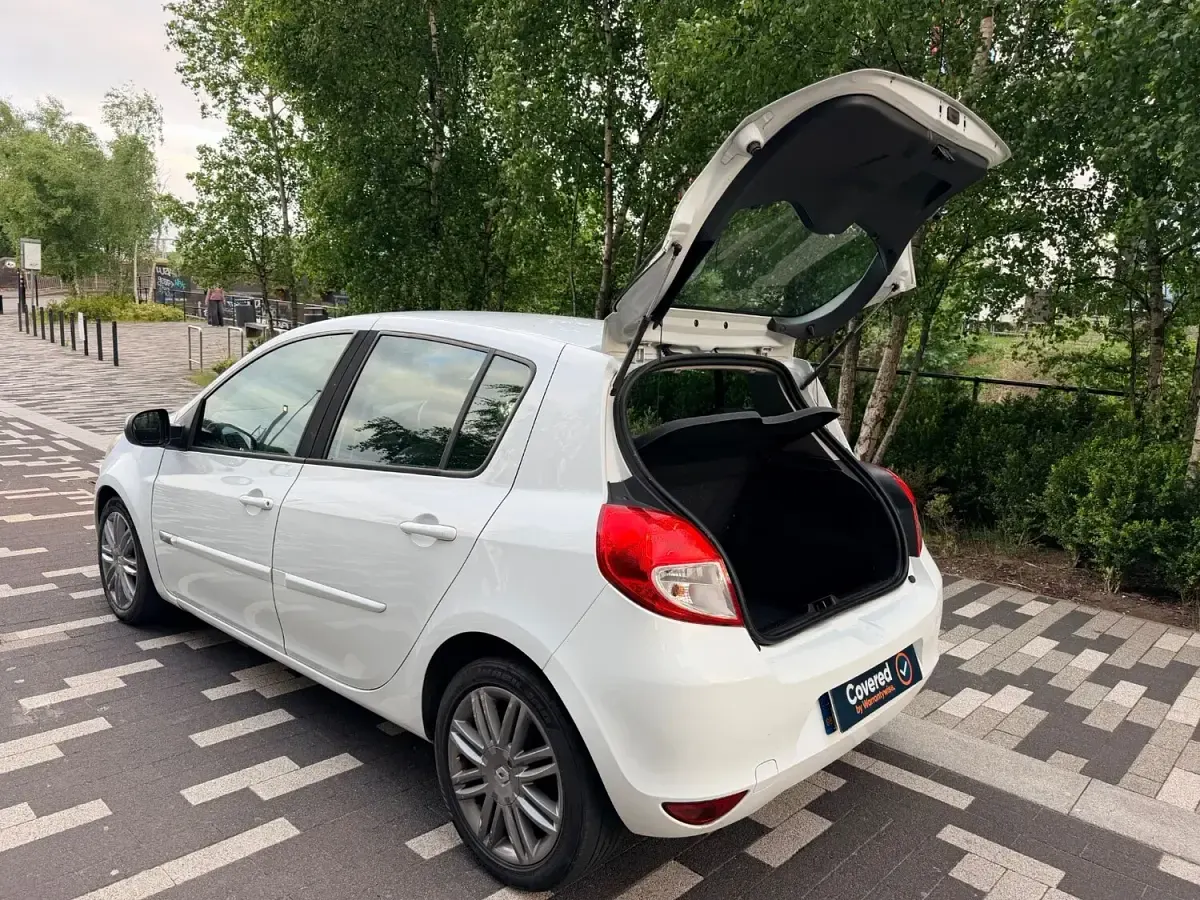 Used Renault Clio II Dynamique 2011 White Hatchback