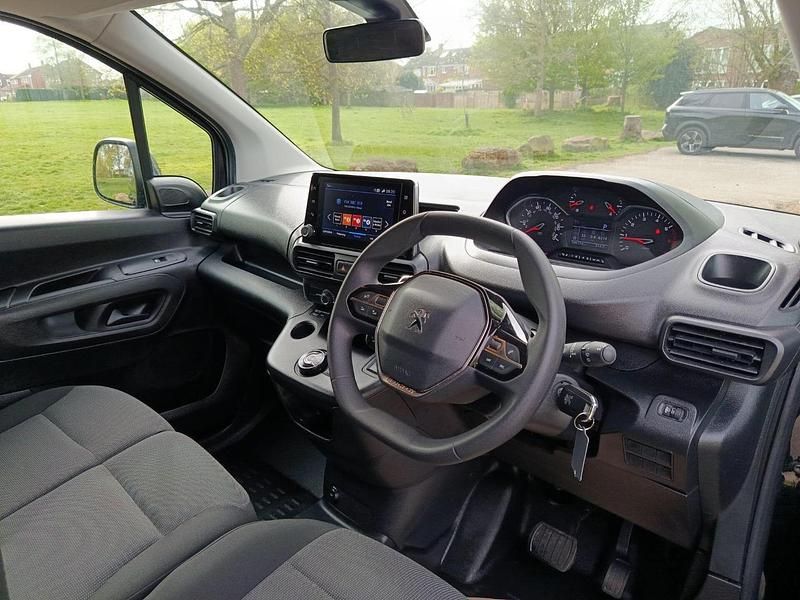 Second-hand Peugeot Partner Premium 130 CP (95 kW) 2023 Negru Monovolum