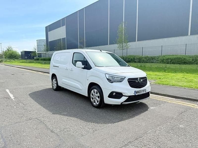 White Used 2020 Vauxhall Combo MPV | £6,590 (A bit pricey) - Image 1/4