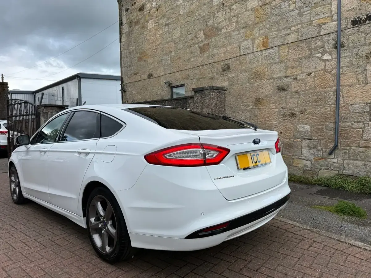 Used Ford Mondeo Titanium 150 HP (110 kW) 2016 White Hatchback