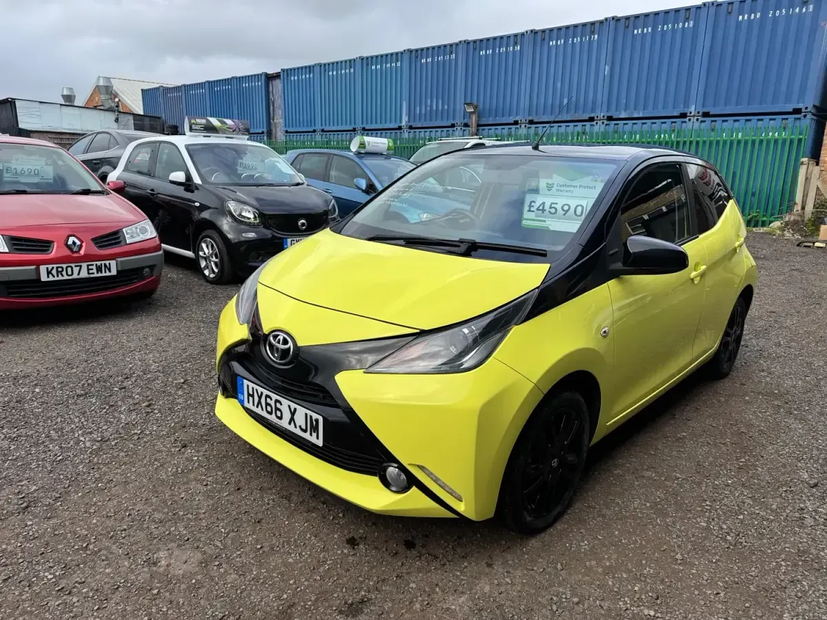 Usado Toyota Aygo X-cite 68 CV (50 kW) 2016 Amarillo Utilitario