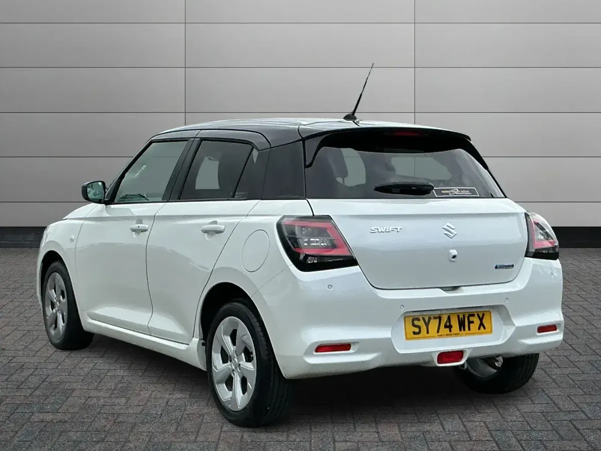 Used Suzuki Swift 2024 White Hatchback