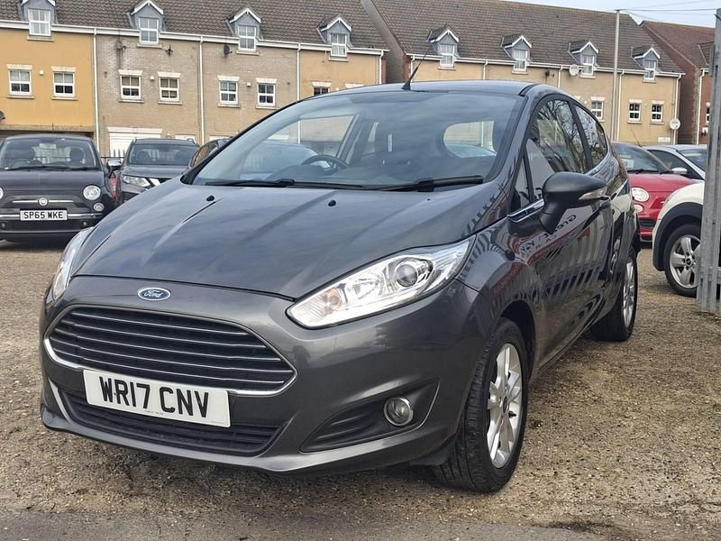 Usado Ford Fiesta Zetec 82 HP (60 kW) 2017 Cinzento Citadino