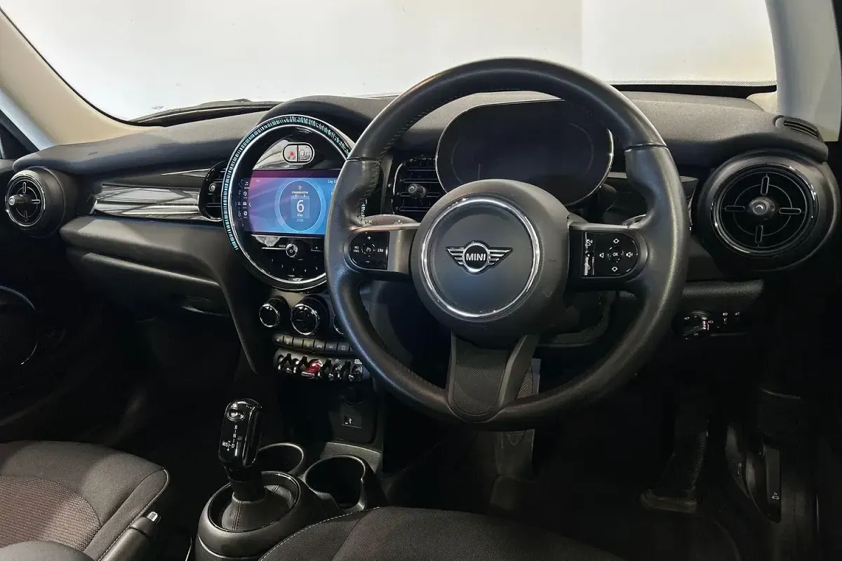 Używany Mini Cooper Classic 134 KM (98 kW) 2023 Srebrny Hatchback