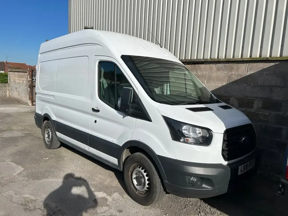 Usado Ford Transit 130 HP (95 kW) 2018 Branco Monovolume
