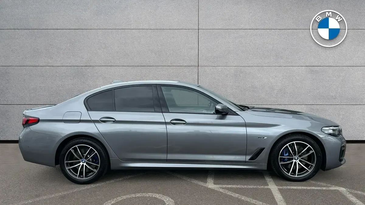 Usado BMW 530e M Sport 288 HP (211 kW) 2023 Cinzento Sedan
