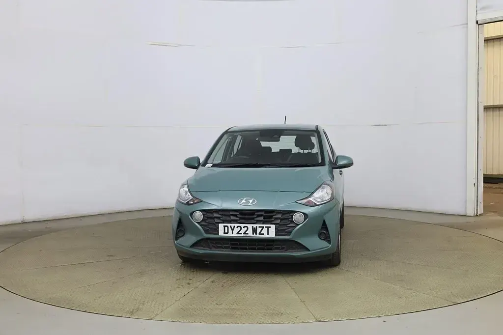 Usado Hyundai i10 SE 67 CV (49 kW) 2022 Verde Utilitario