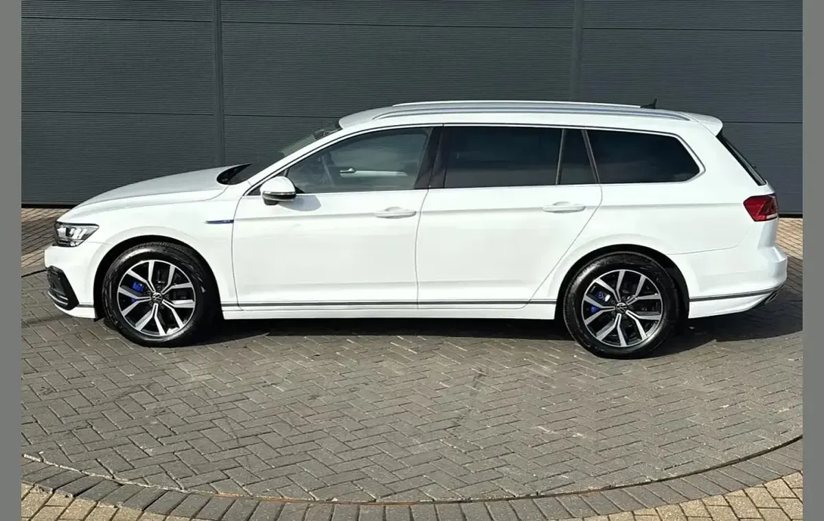 New VW Passat GTE 218 HP (160 kW) 2025 White Estate