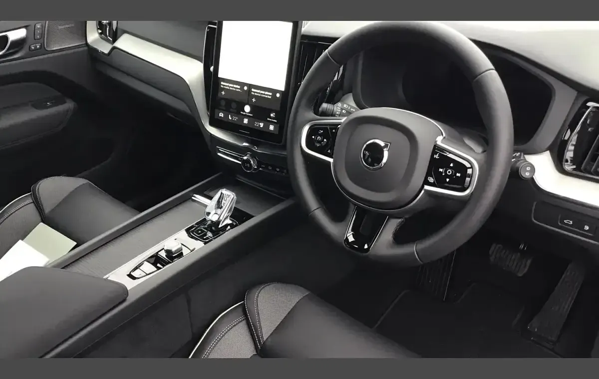 Nouă Volvo XC60 Plus 344 CP (253 kW) 2026 Alb SUV