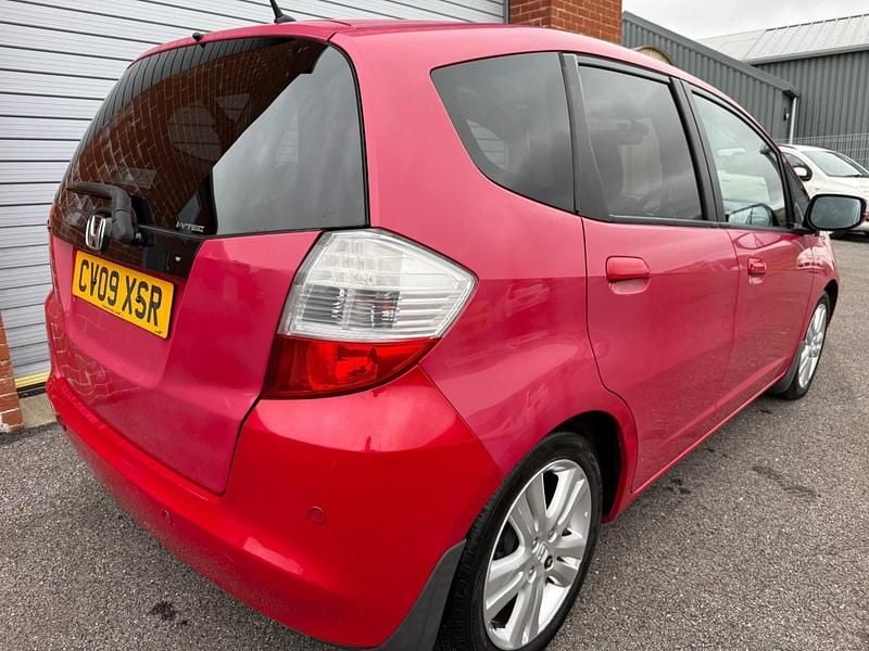 Begagnad Honda Jazz EX 100 HK (73 kW) 2009 Röd Halvkombi