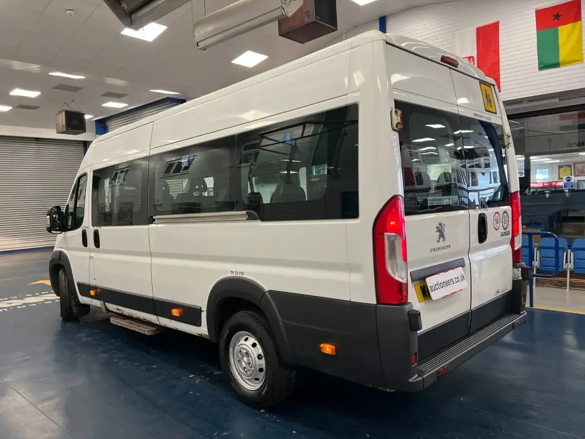 Gebraucht Peugeot Boxer 130 PS (95 kW) 2015 Weiß Van