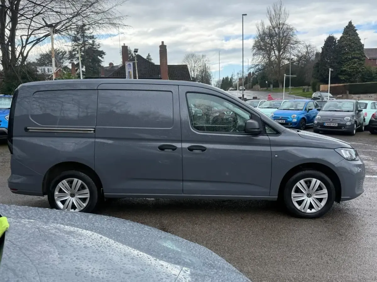 Usado VW Caddy S 2022 Gris Monovolumen
