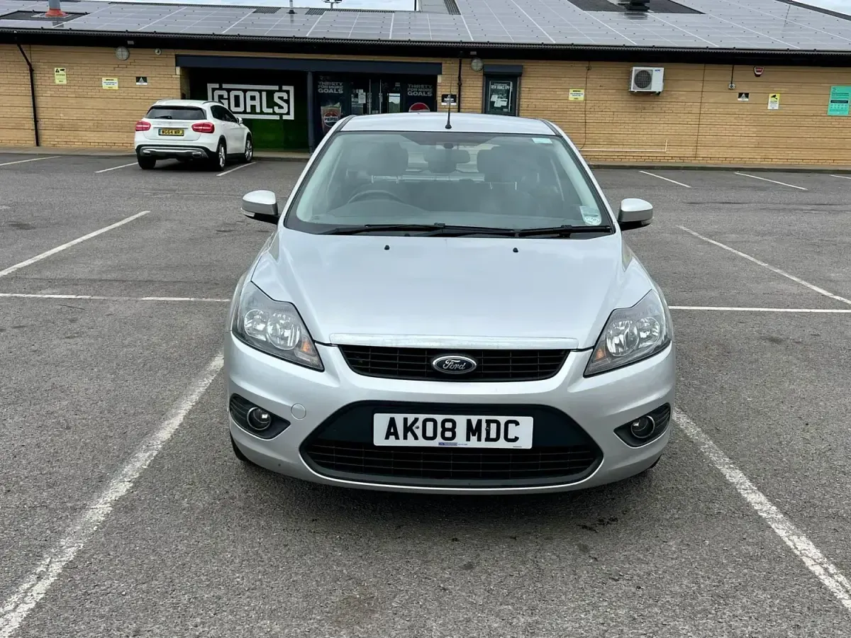 Begagnad Ford Focus Zetec 123 HK (90 kW) 2008 Silver Halvkombi