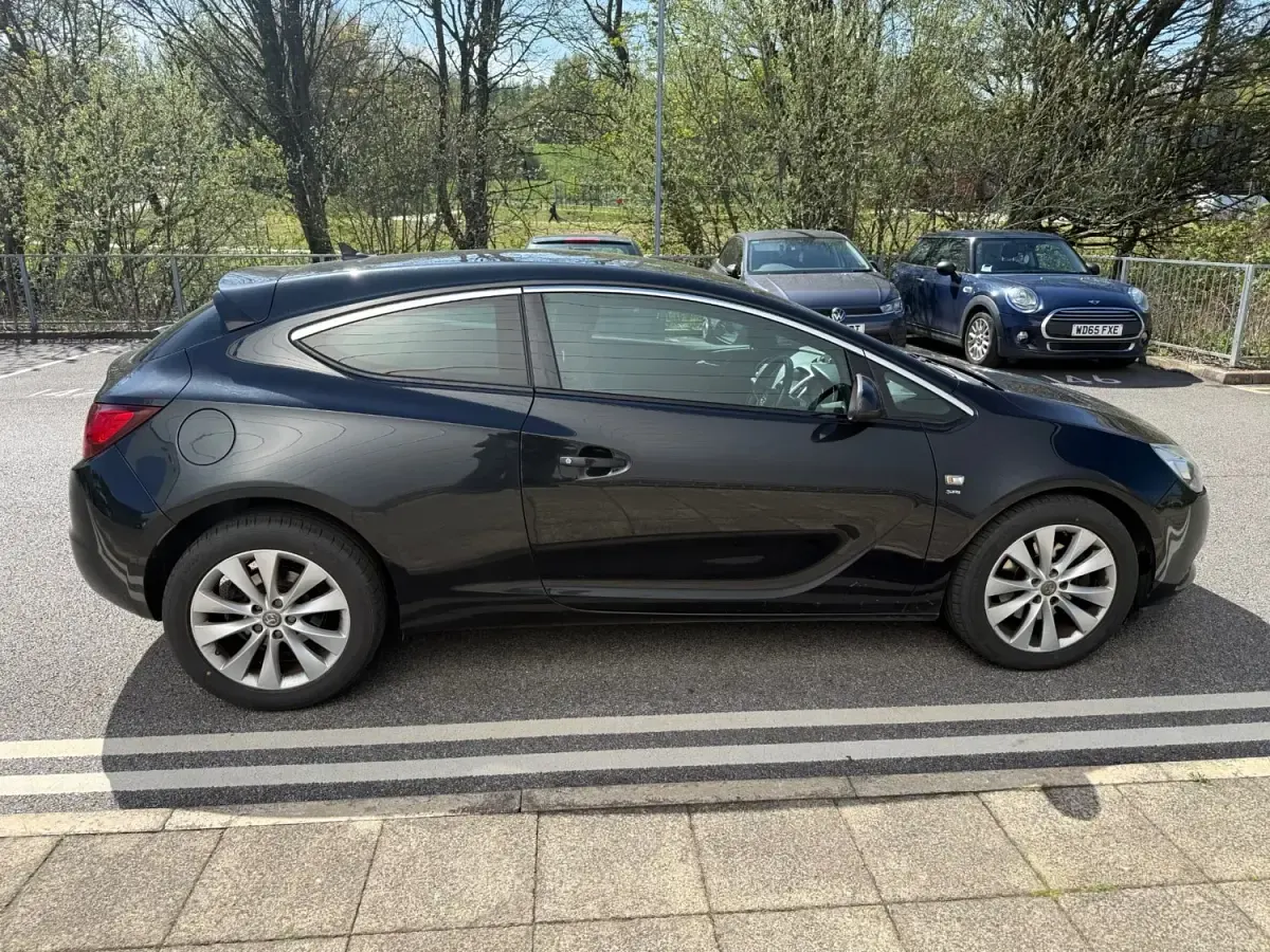 Używany Vauxhall Astra GTC SRi 2015 Czarny Hatchback